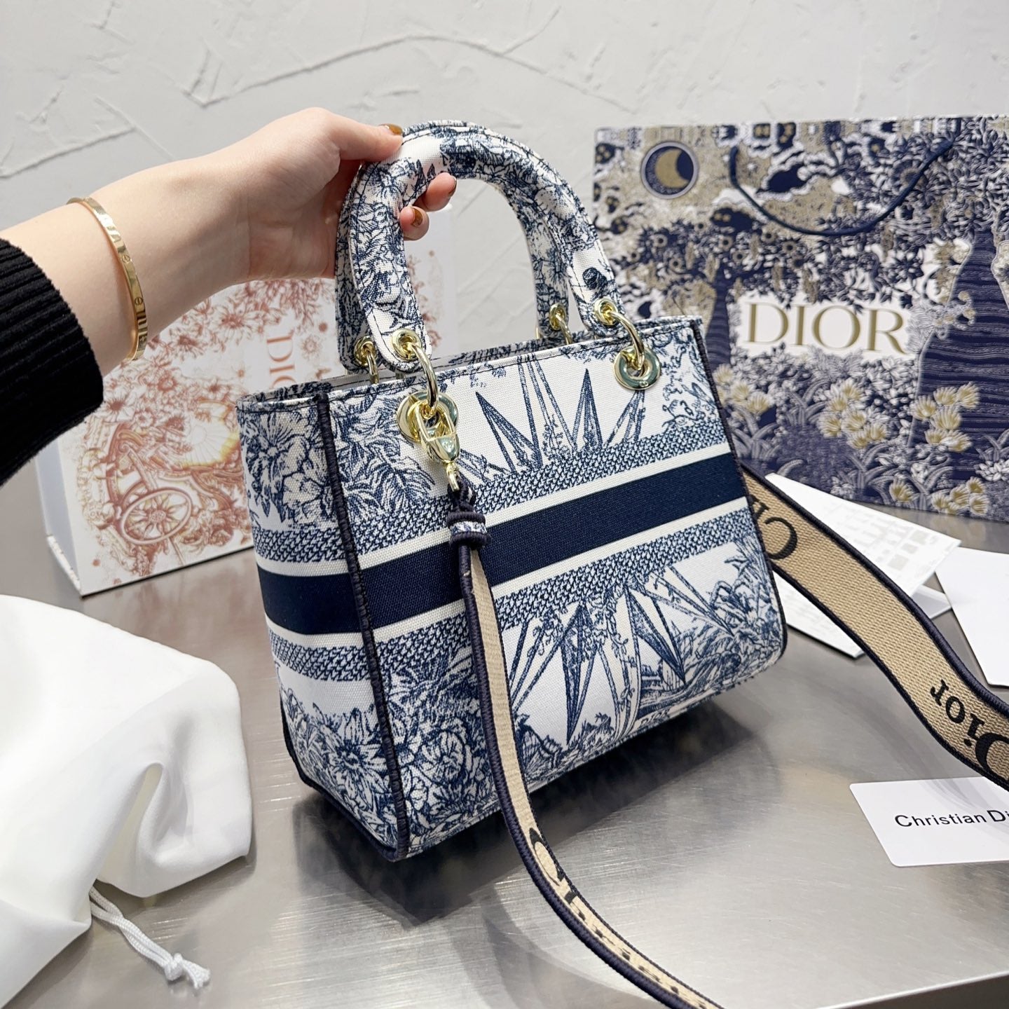 Lady Embroidered Bag