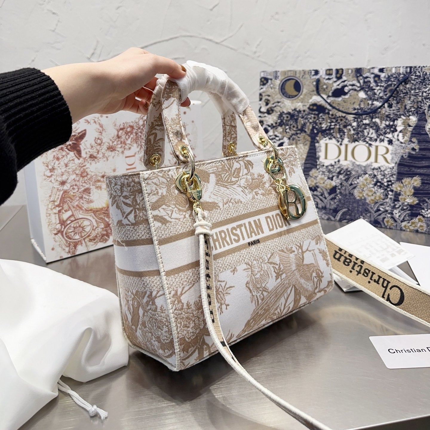 Lady Embroidered Bag