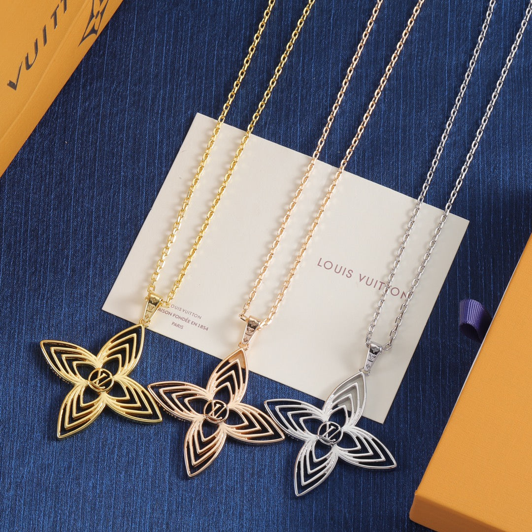 Four-cornered floral openwork necklace
