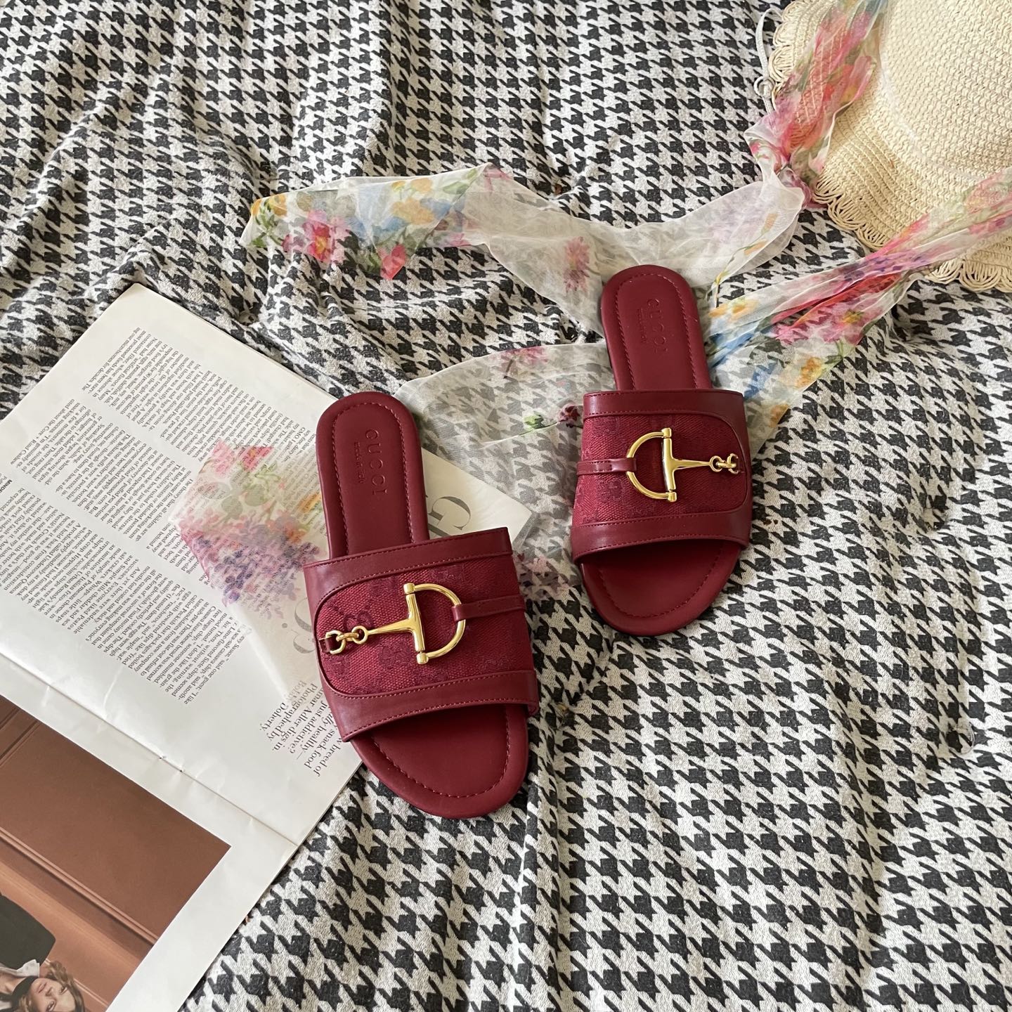 Fashionable metal buckle flat slippers