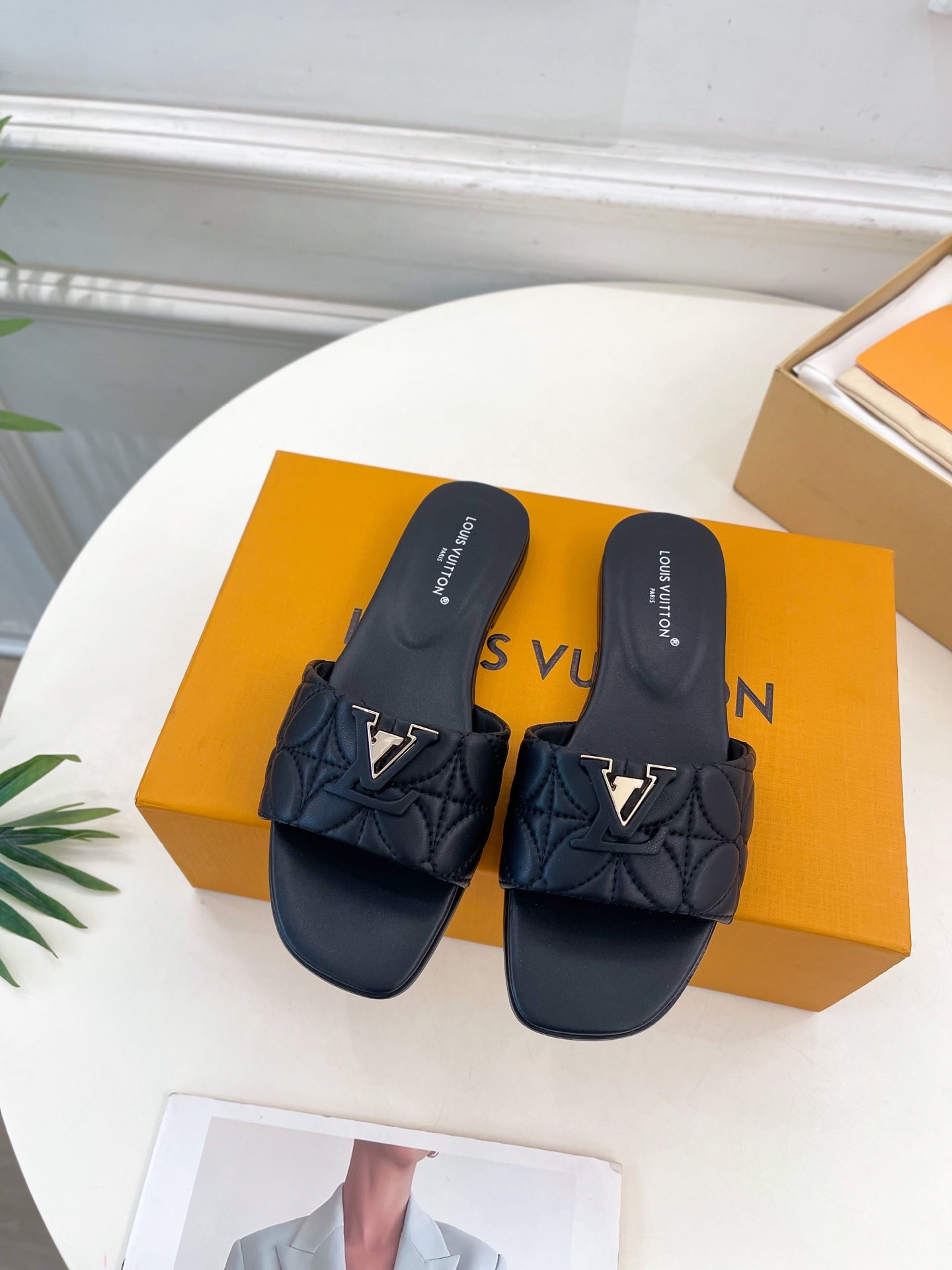 Fashionable Metal Leather Slippers