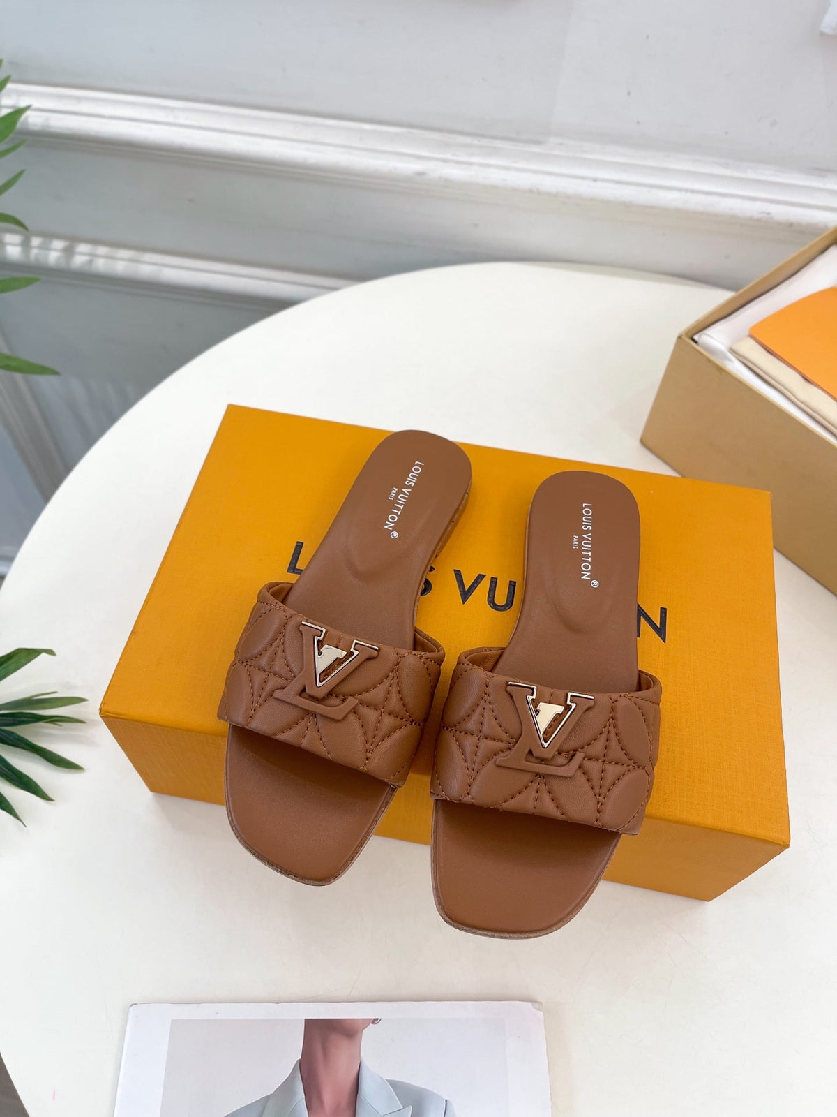 Fashionable Metal Leather Slippers