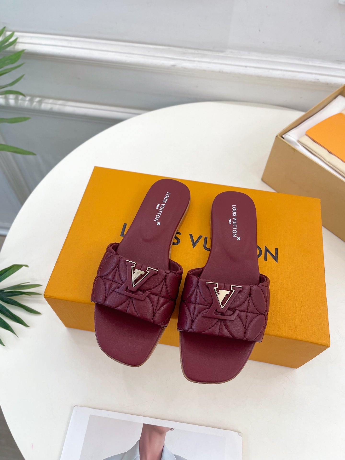 Fashionable Metal Leather Slippers