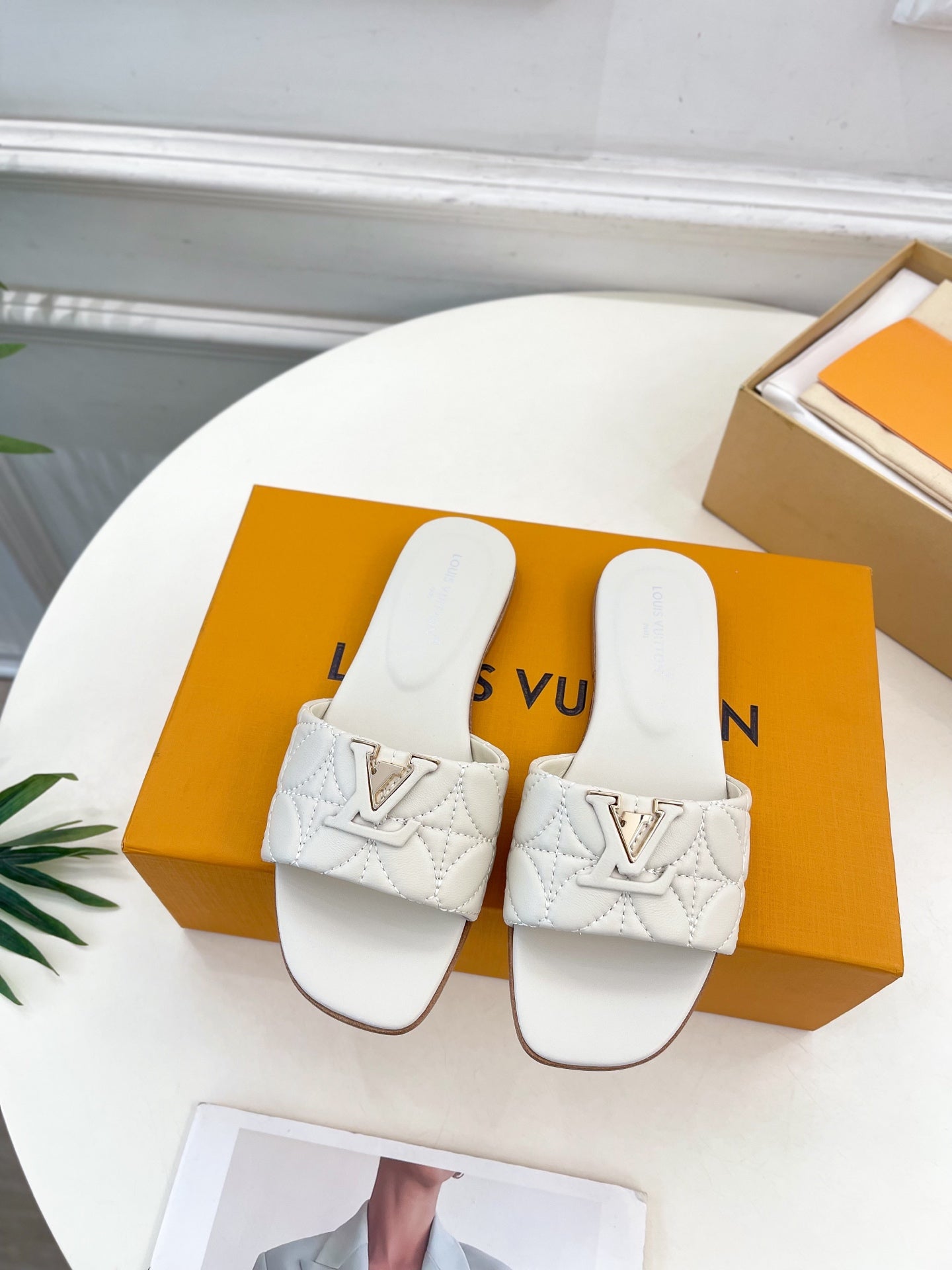 Fashionable Metal Leather Slippers