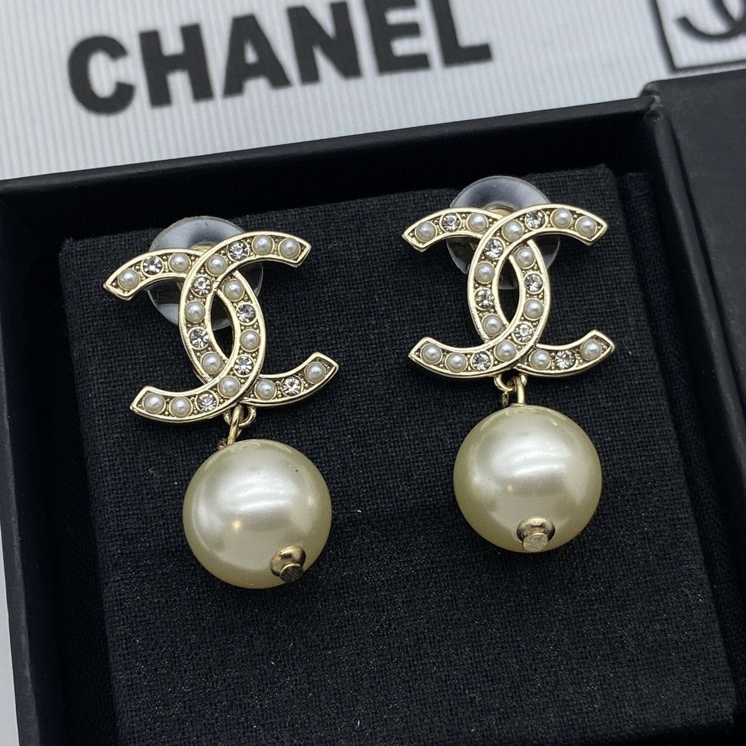 Fashionable new pearl earrings