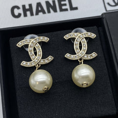 Fashionable new pearl earrings