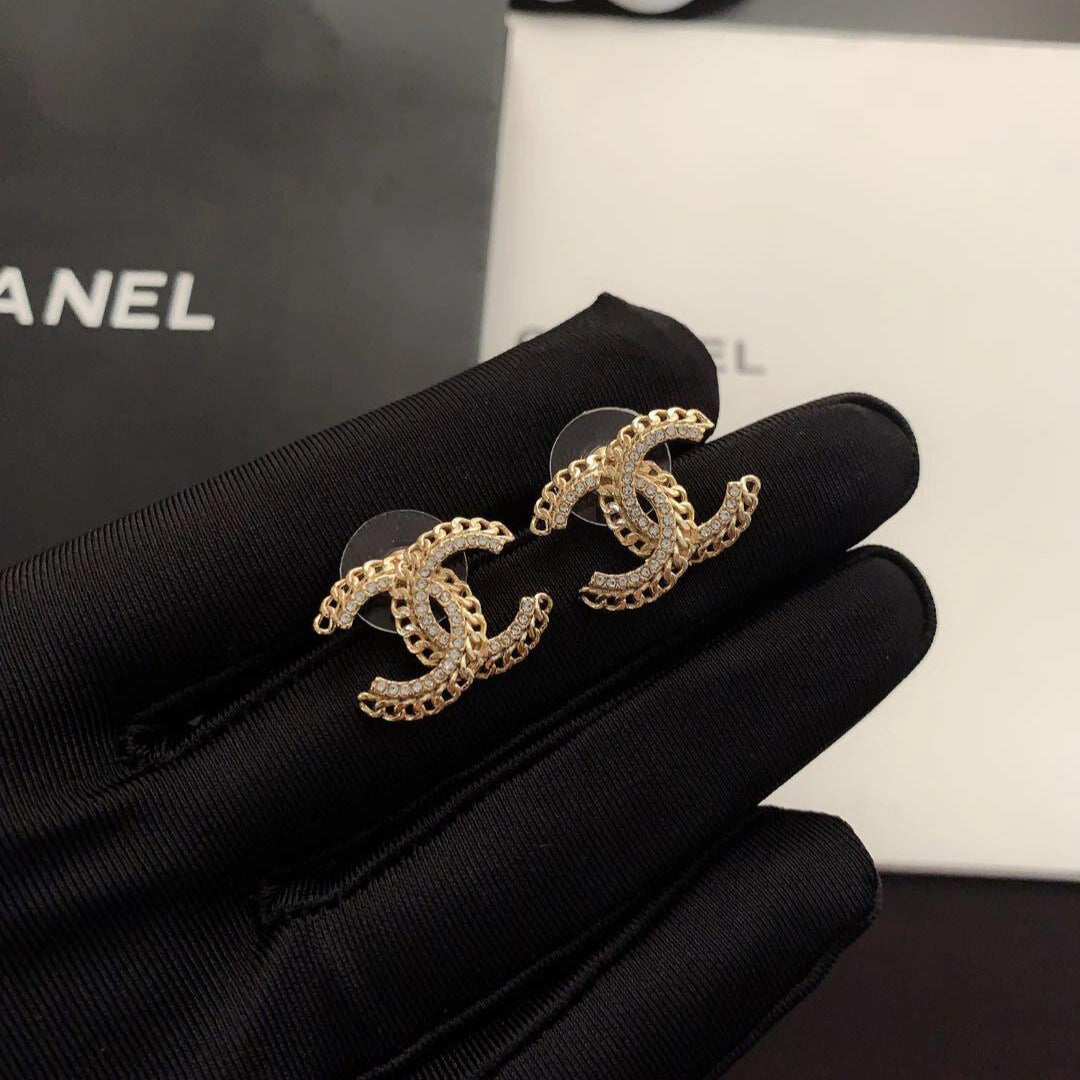 Fashionable rhinestone hollow stud earrings