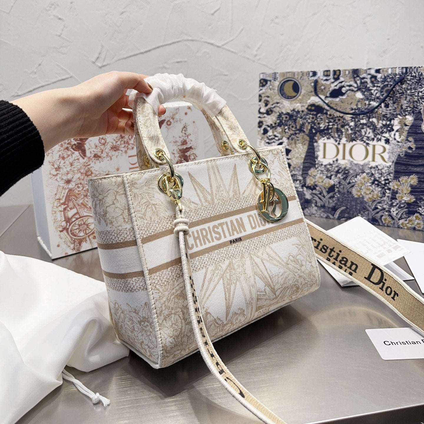 Lady Embroidered Bag