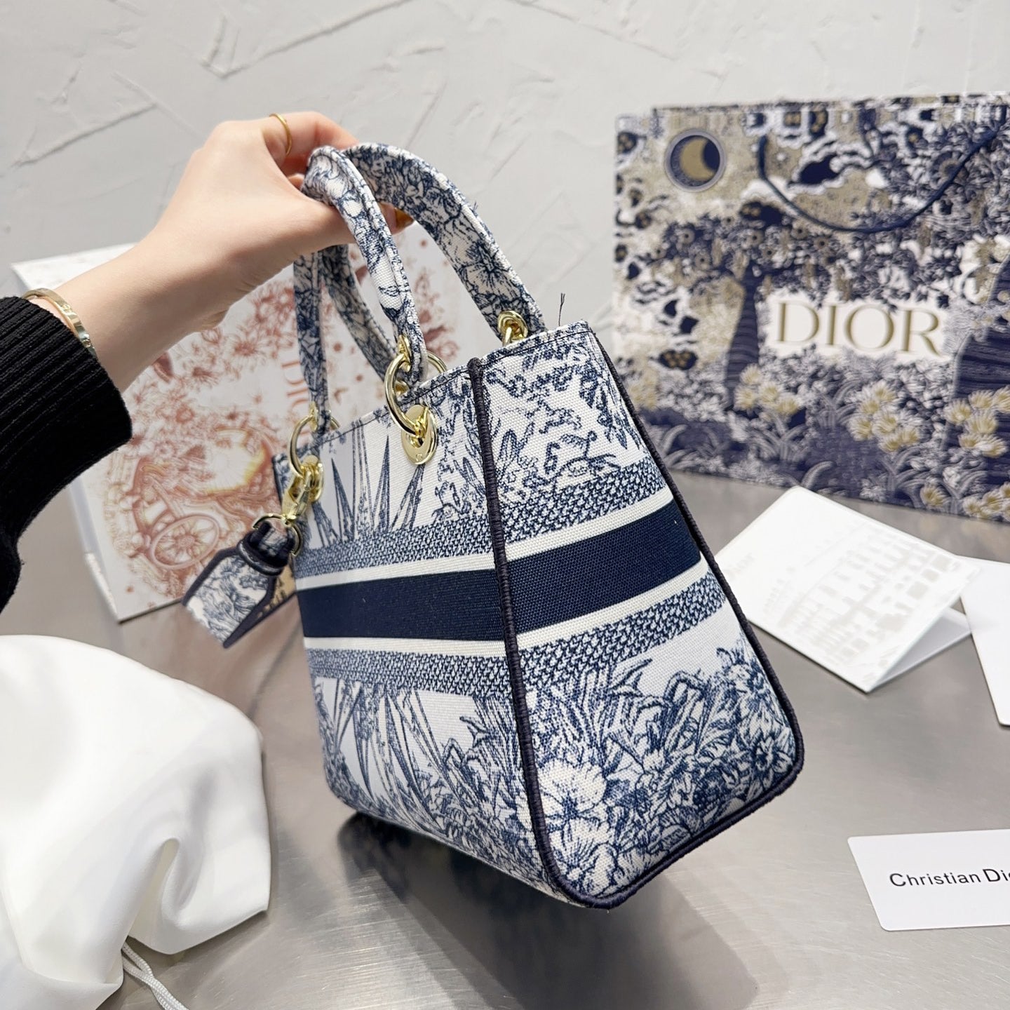 Lady Embroidered Bag