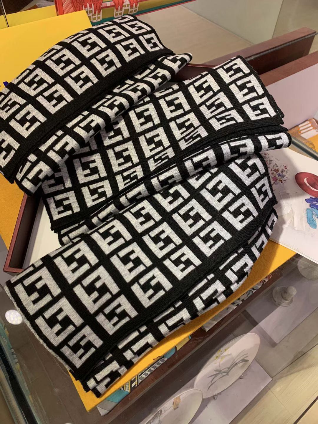 Classic 100% cashmere scarf