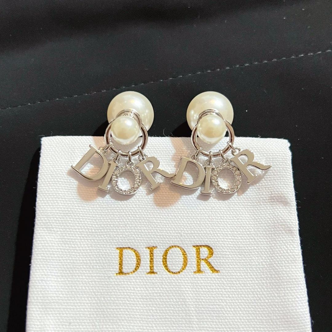 Fashionable pearl letter pendant earrings