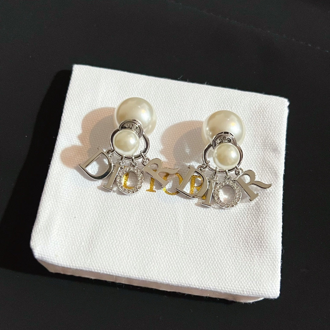 Fashionable pearl letter pendant earrings
