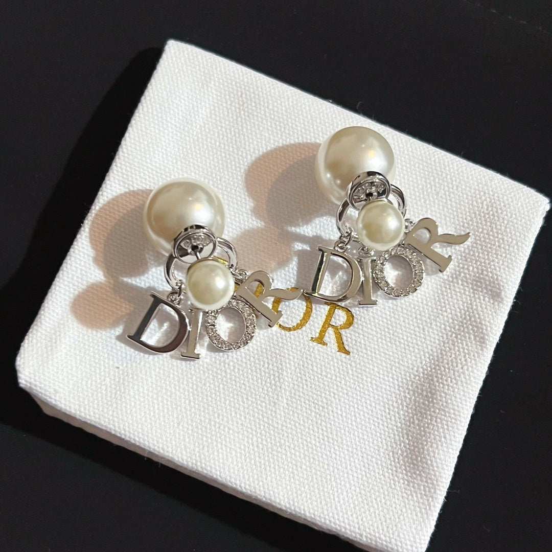 Fashionable pearl letter pendant earrings