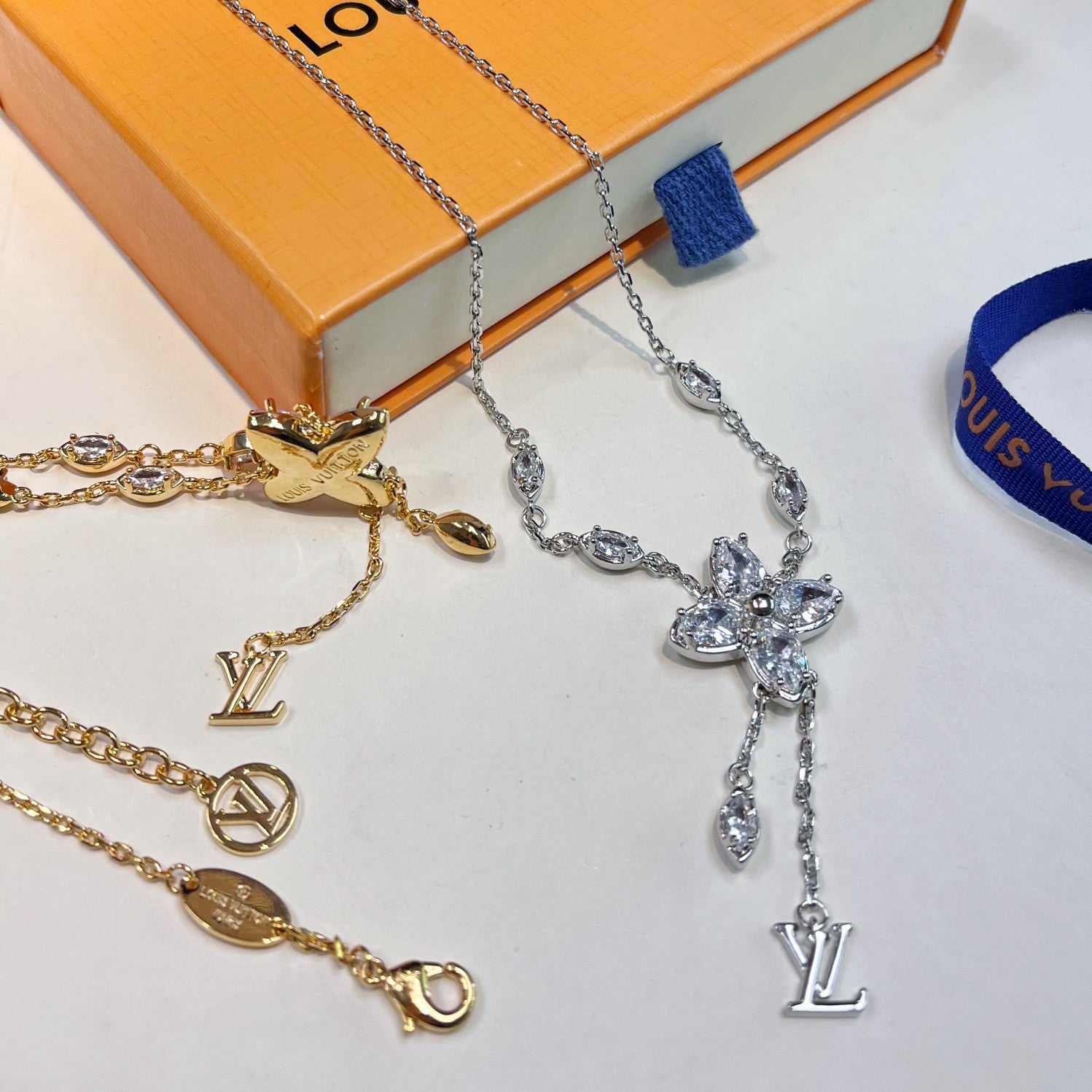 Floral crystal pendant necklace