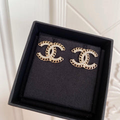 Fashionable rhinestone hollow stud earrings