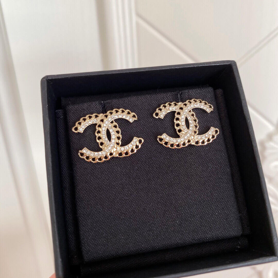 Fashionable rhinestone hollow stud earrings