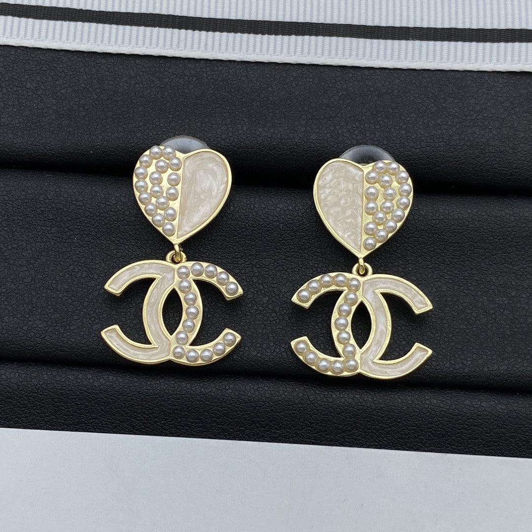 Fashionable heart earrings