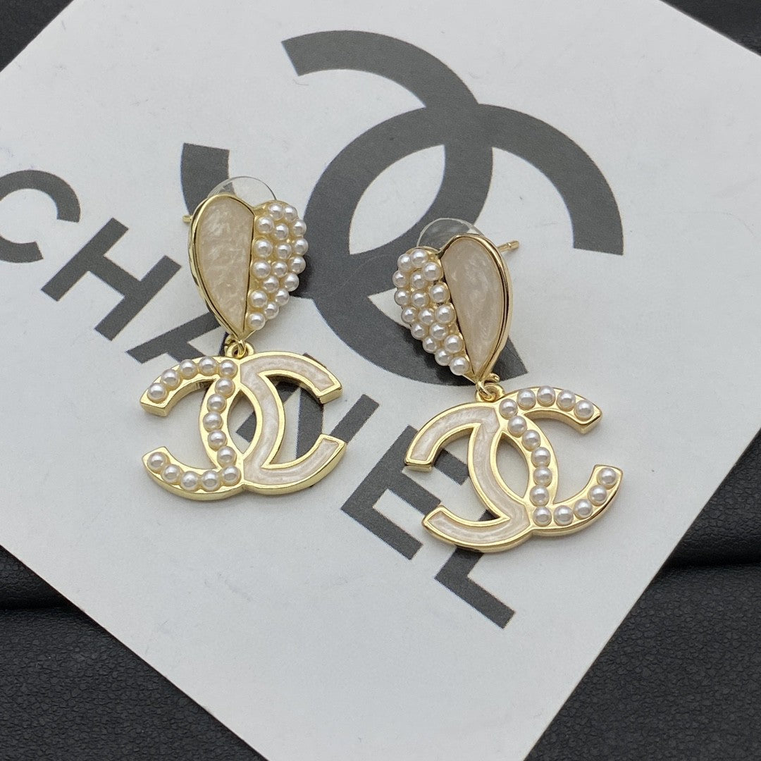 Fashionable heart earrings