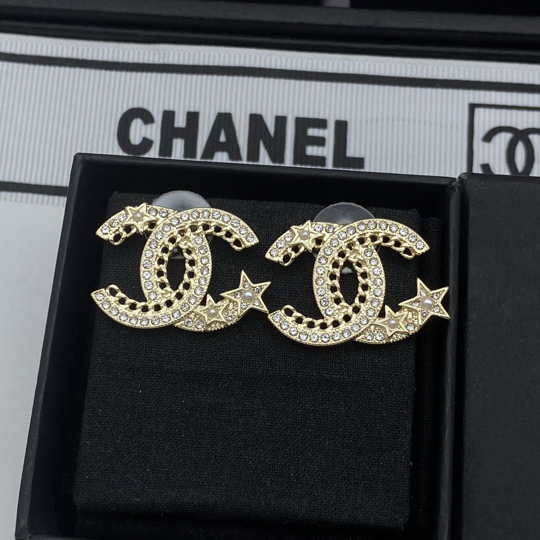 Star stud earrings