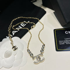 Fashionable diamond pendant necklace