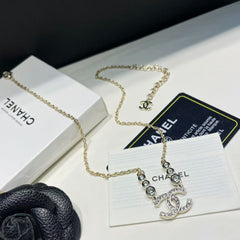 Fashionable diamond pendant necklace