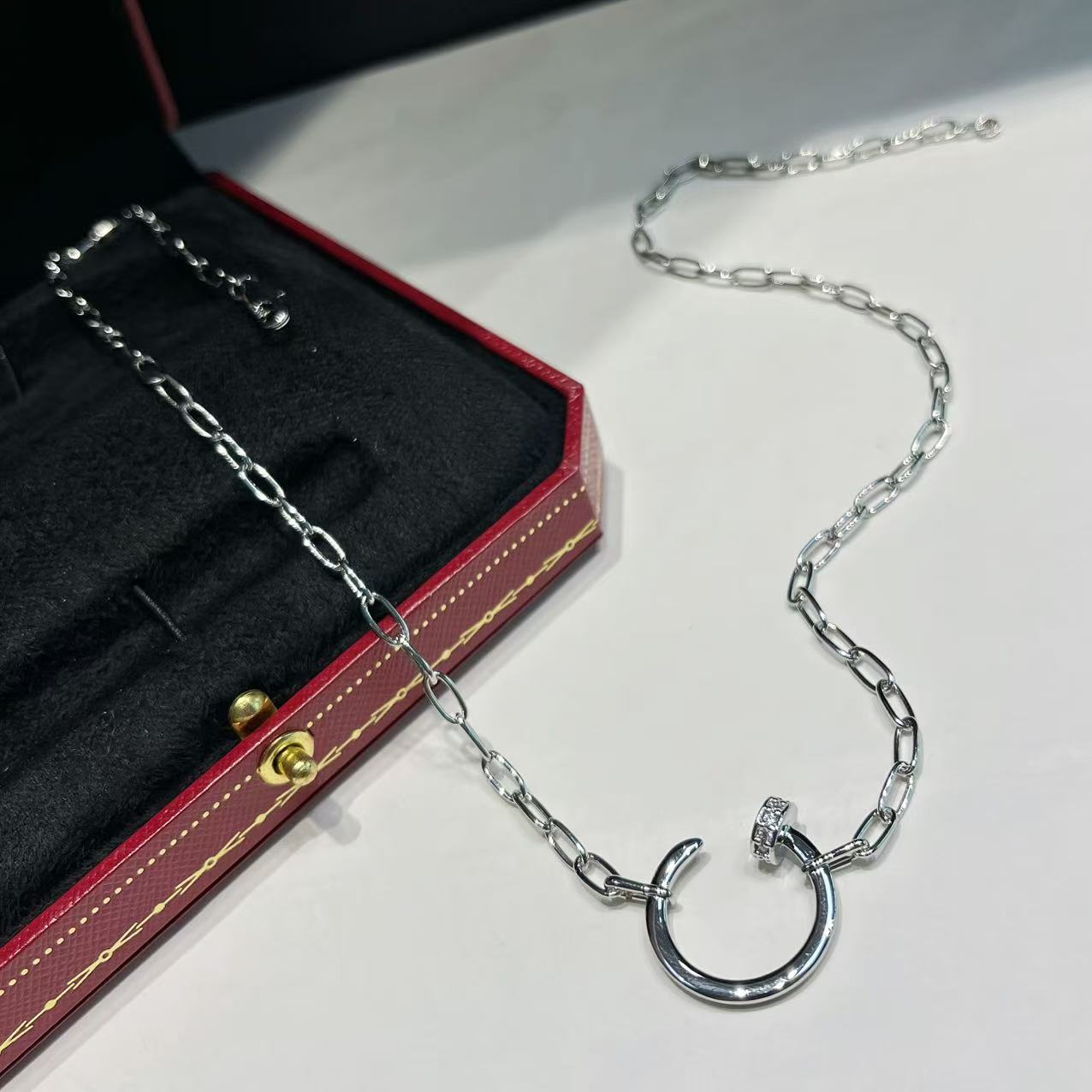 Classic stud necklace