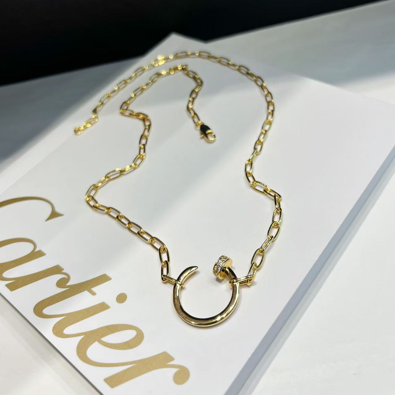 Classic stud necklace