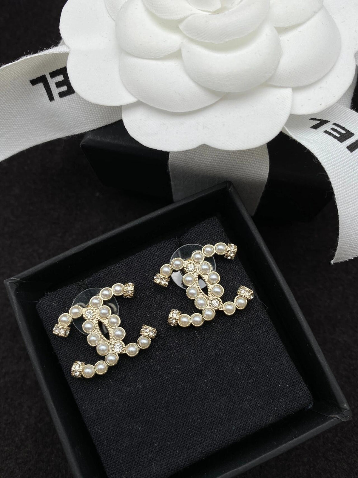Elegant pearl stud earrings