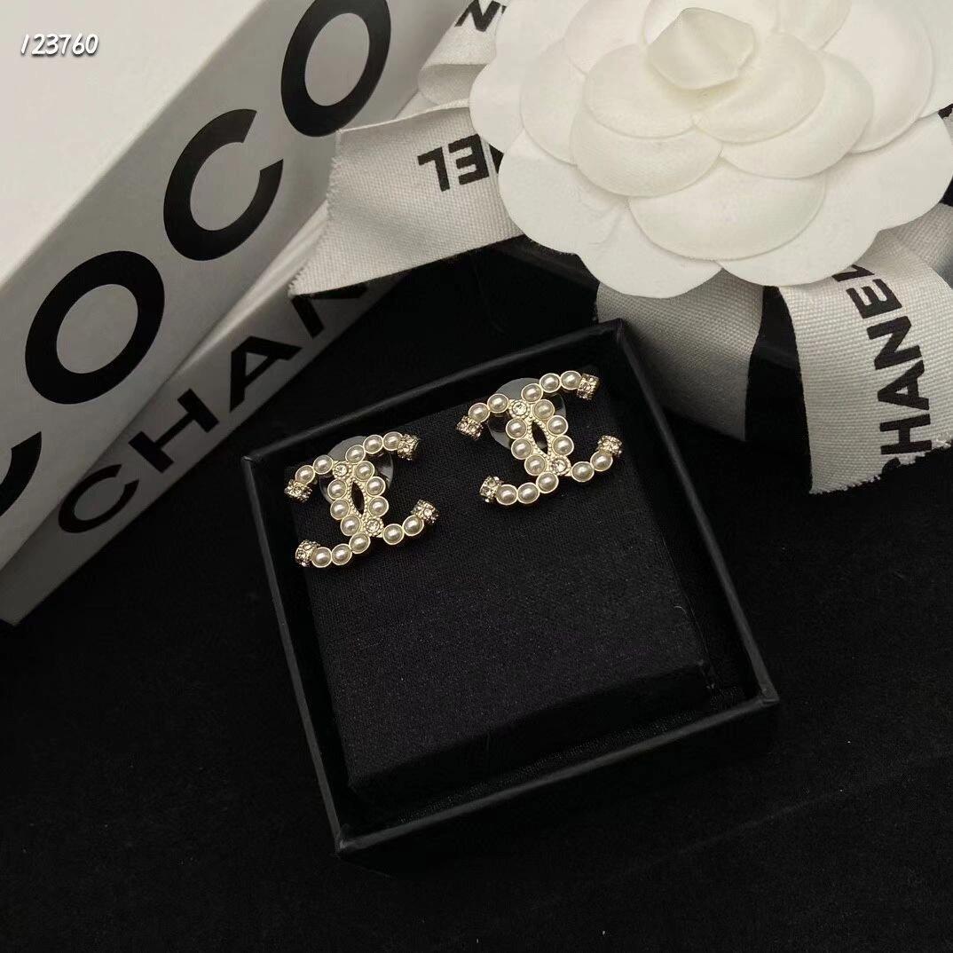 Elegant pearl stud earrings