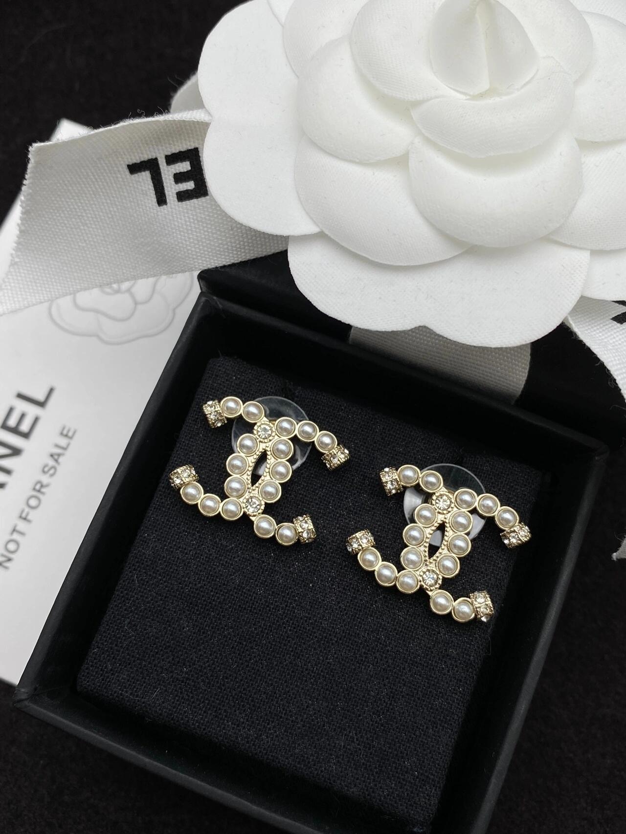 Elegant pearl stud earrings