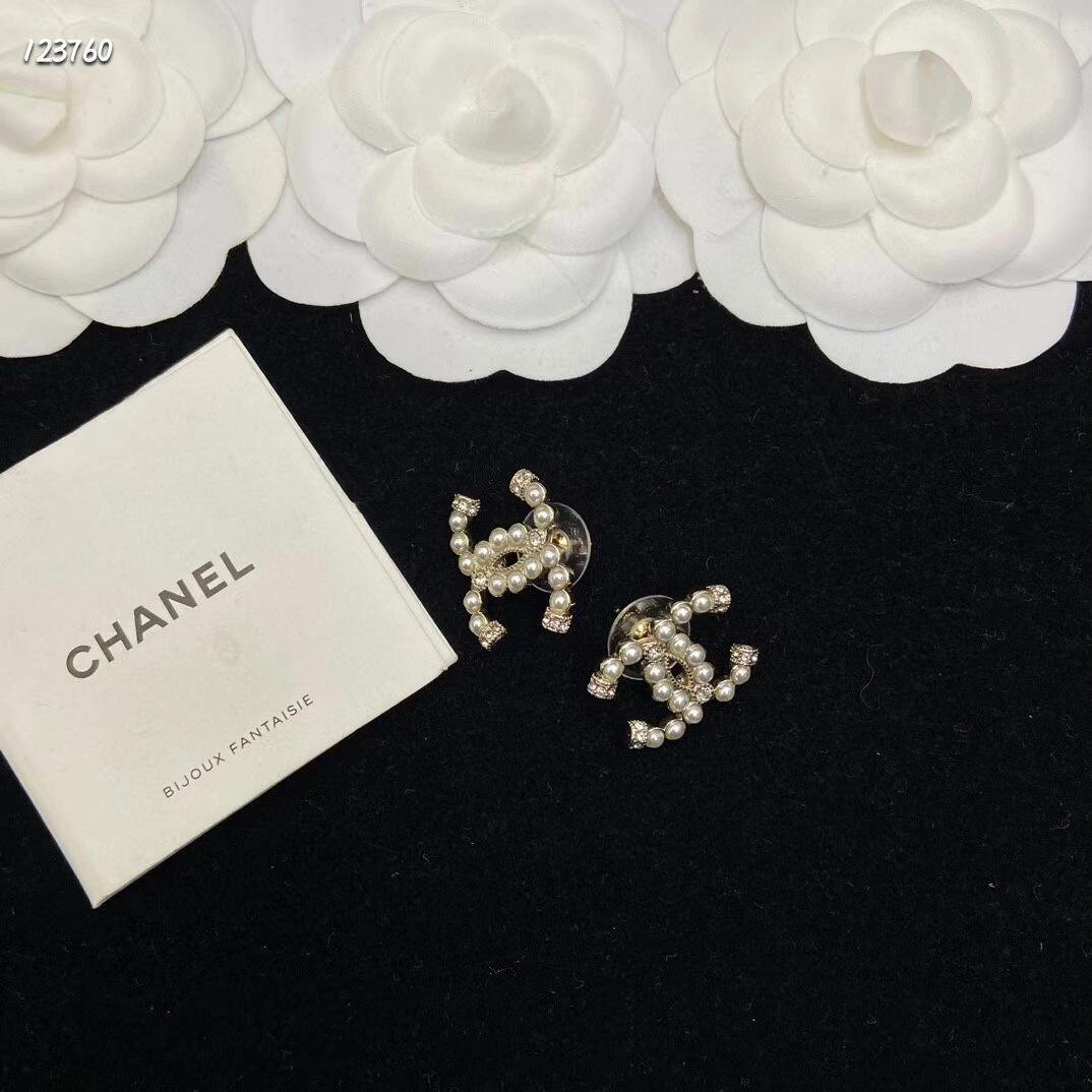 Elegant pearl stud earrings