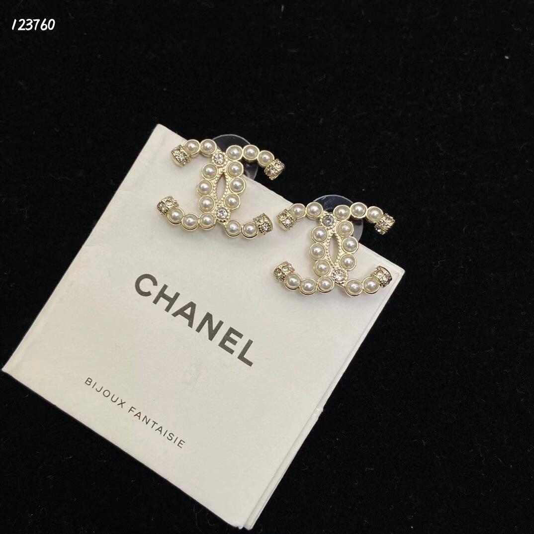 Elegant pearl stud earrings