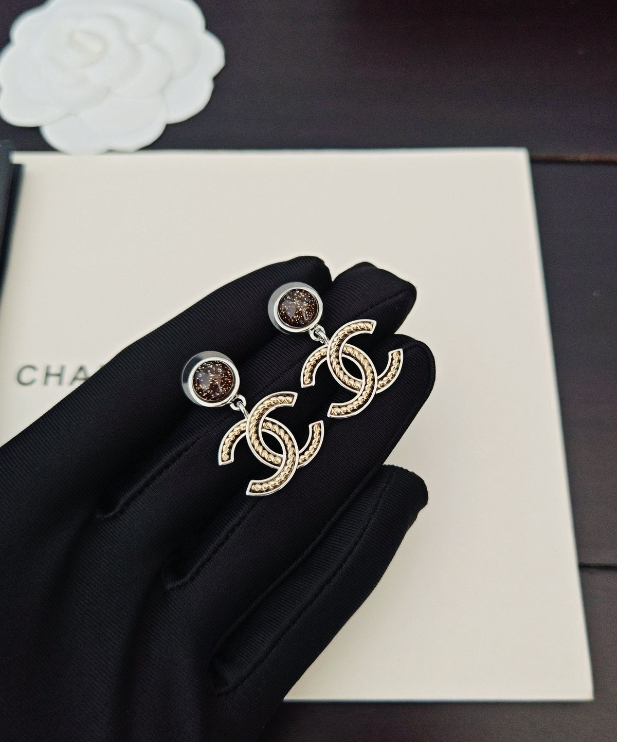 Fashionable two-tone black diamond earrings