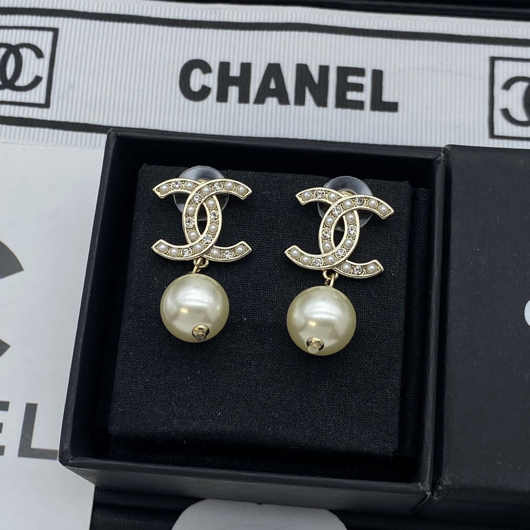 Fashionable new pearl earrings