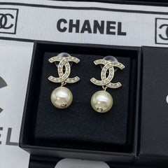 Fashionable new pearl earrings