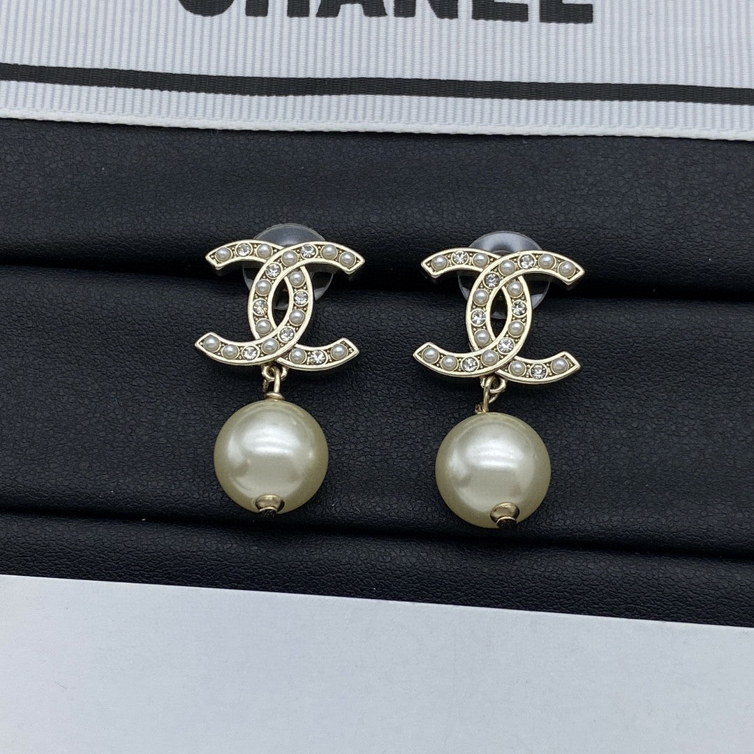 Fashionable new pearl earrings