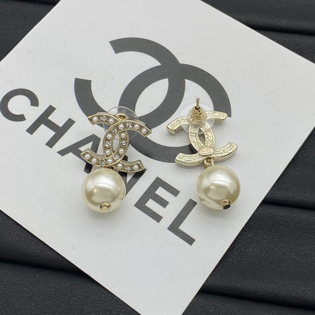 Fashionable new pearl earrings