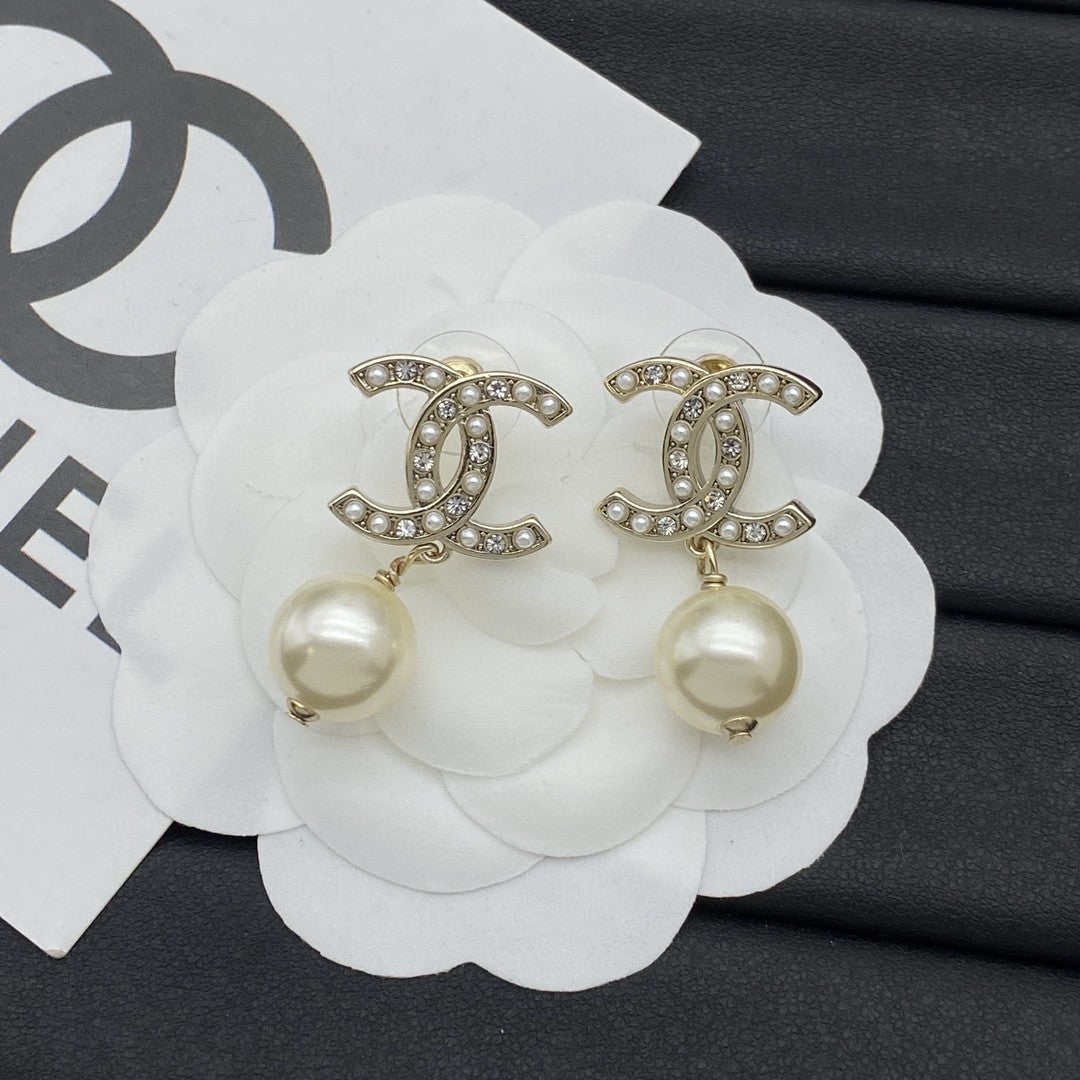 Fashionable new pearl earrings
