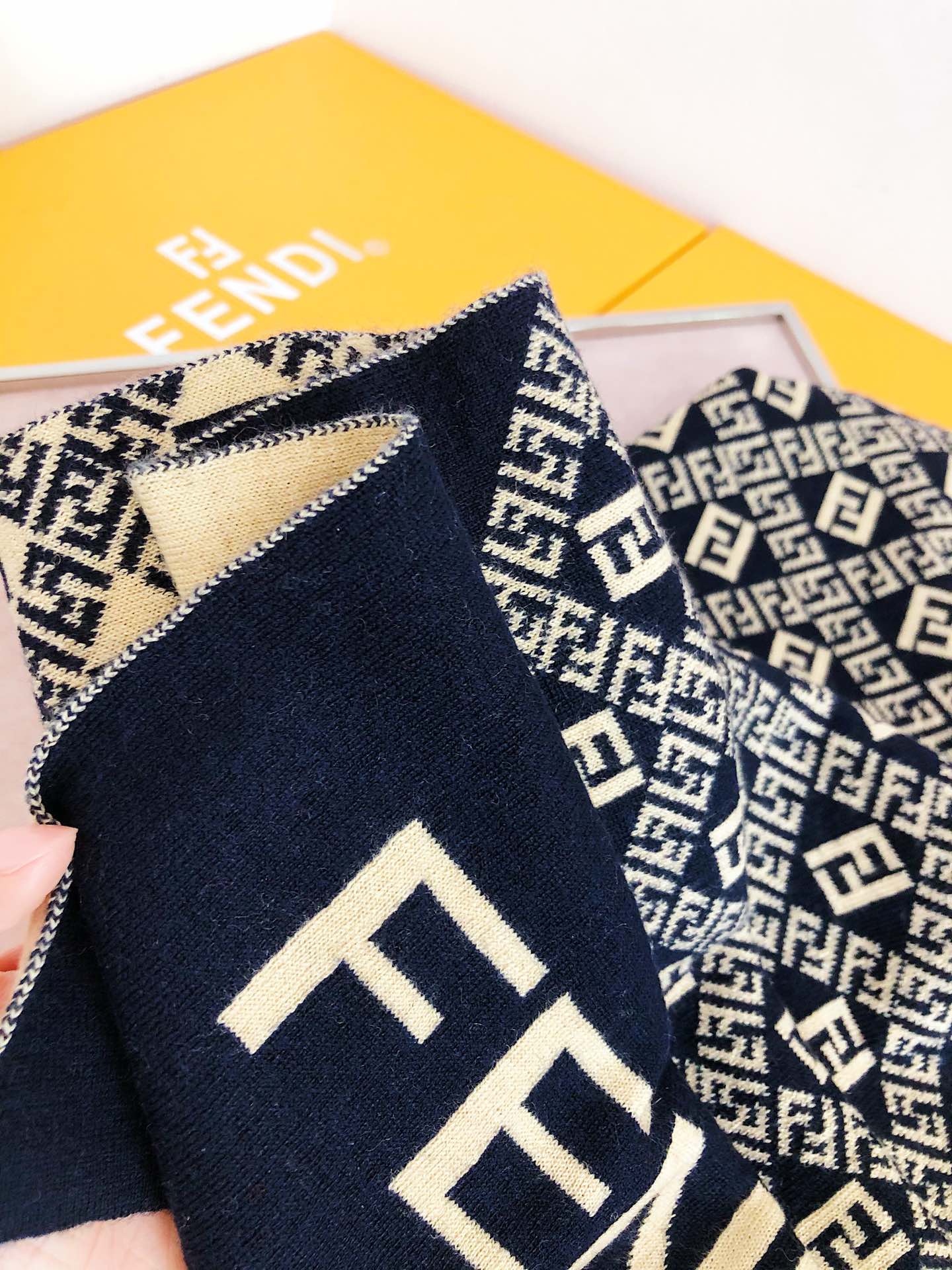 F100% cashmere scarf