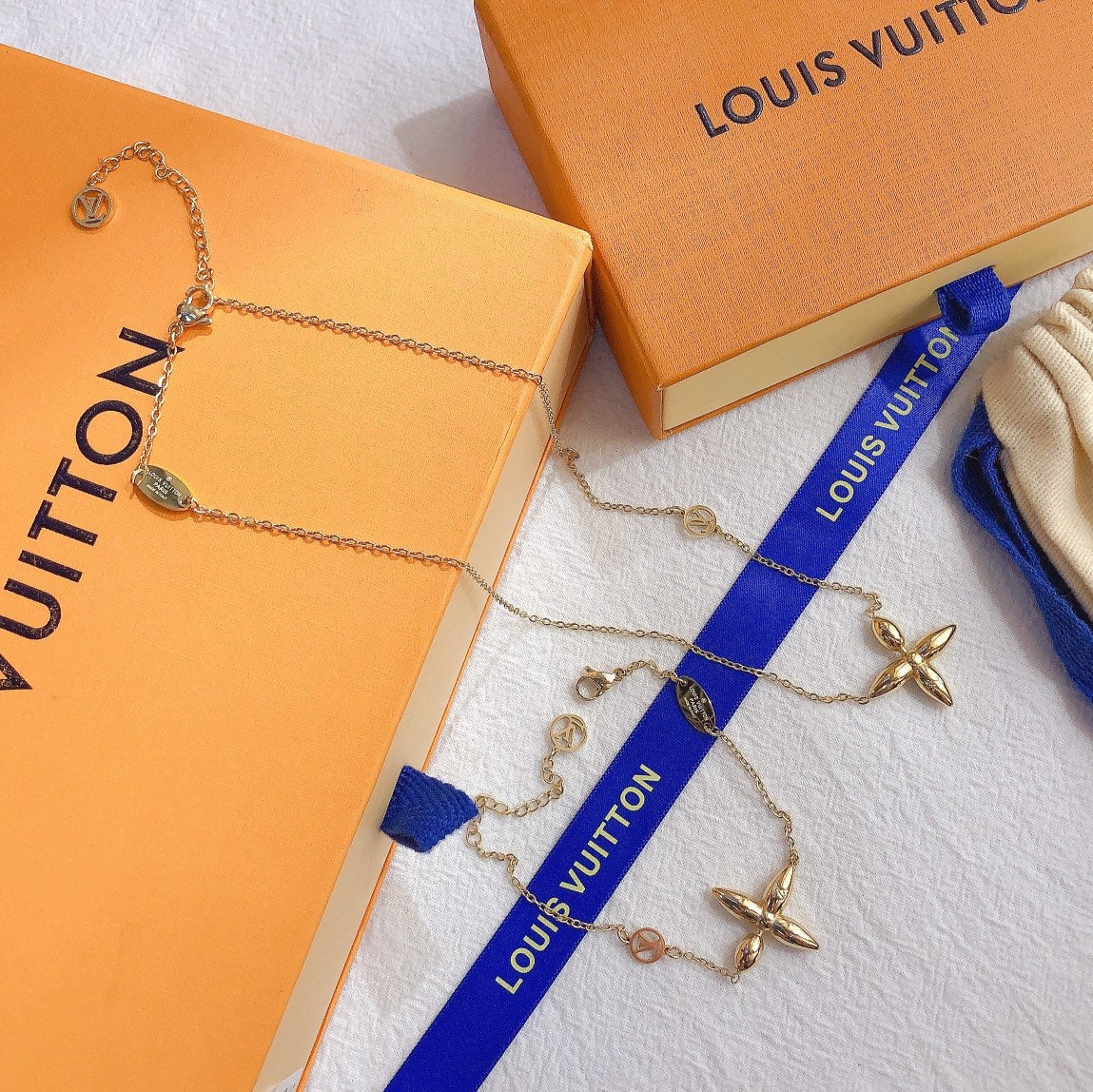 Fashionable floral pendant bracelet and necklace