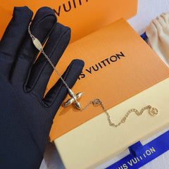 Fashionable floral pendant bracelet and necklace