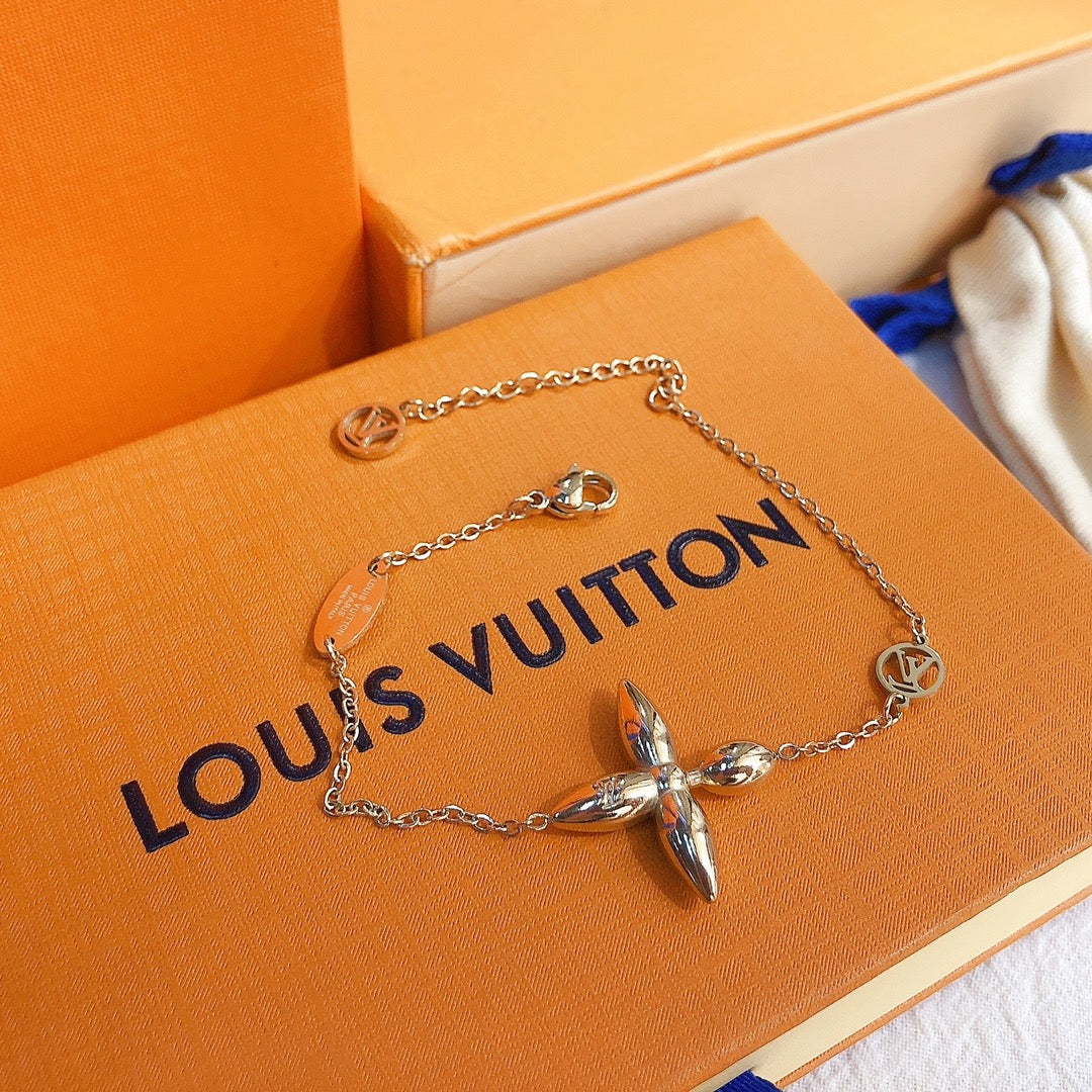 Fashionable floral pendant bracelet and necklace