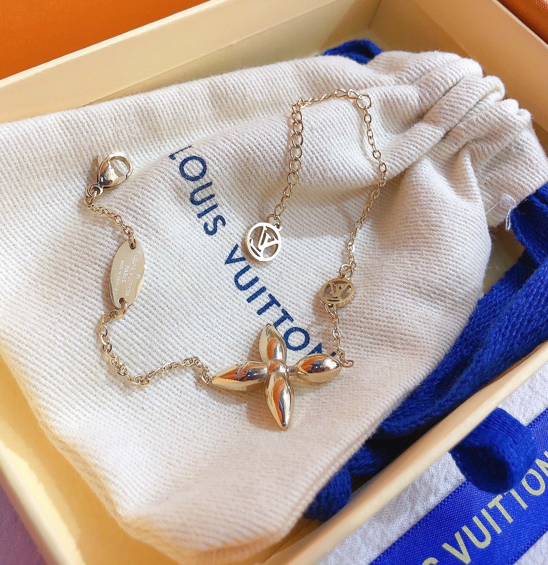 Fashionable floral pendant bracelet and necklace