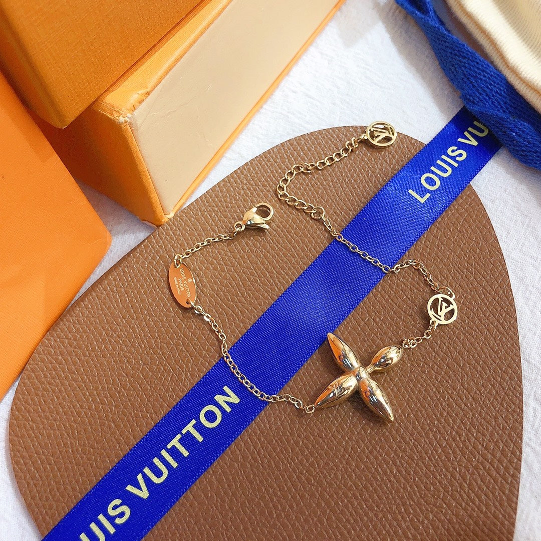 Fashionable floral pendant bracelet and necklace
