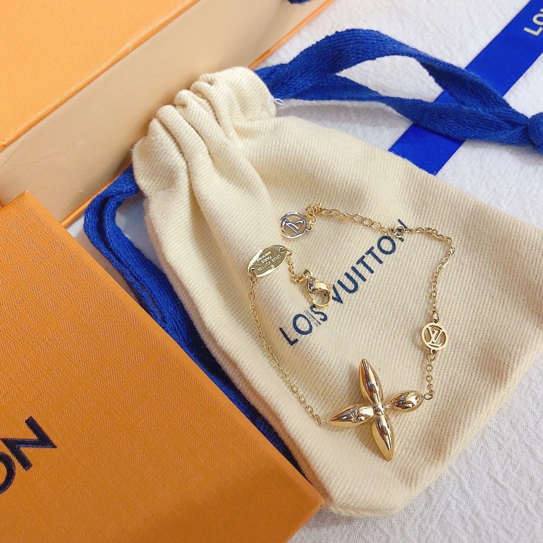Fashionable floral pendant bracelet and necklace