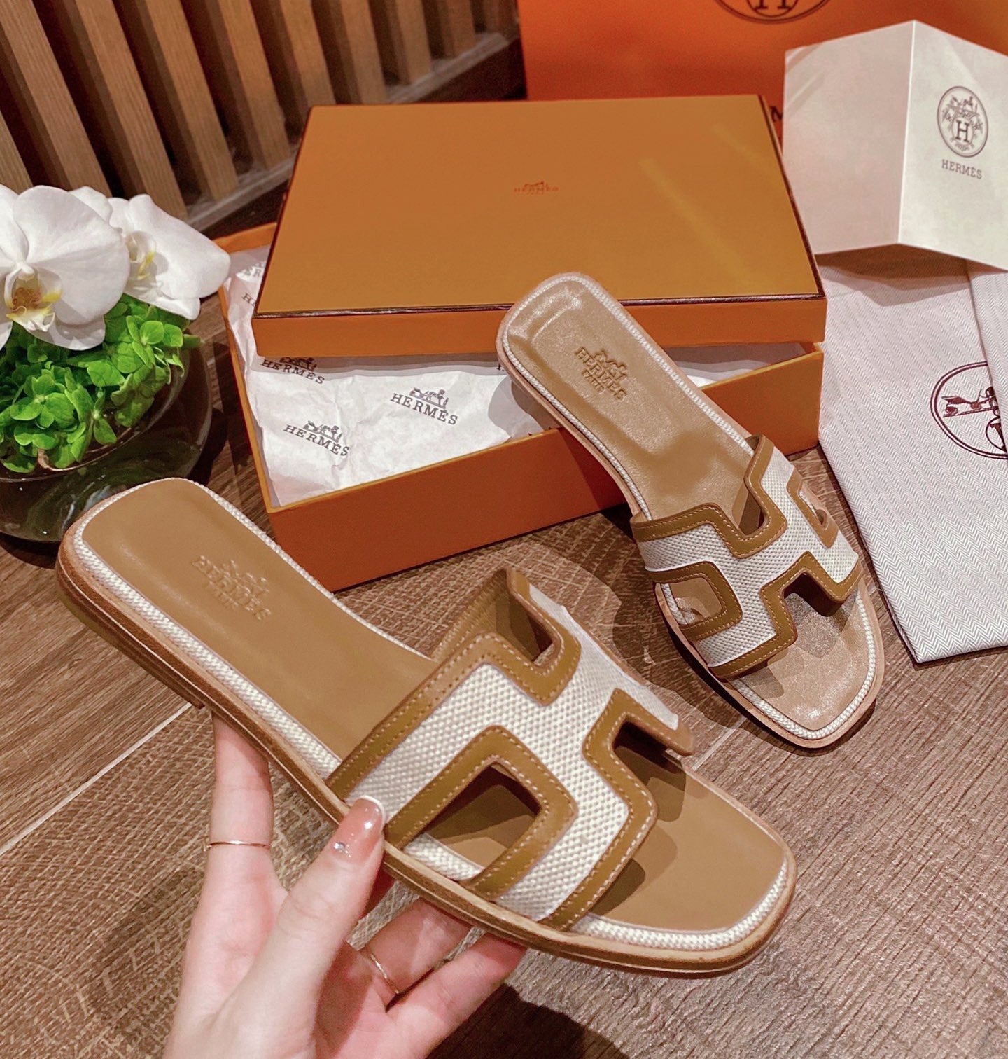 Spliced canvas and leather slippers