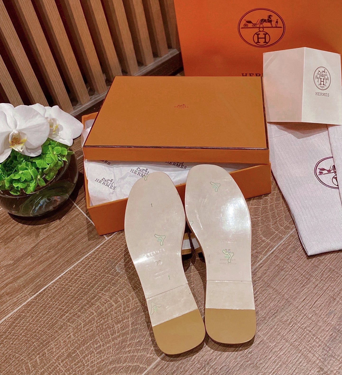 Spliced canvas and leather slippers