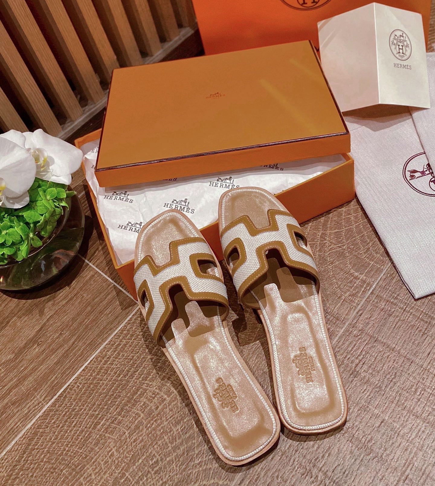 Spliced canvas and leather slippers