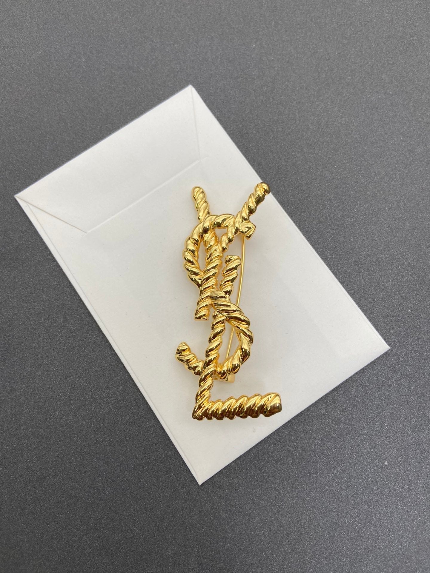 Elegant Golden Ribbed Brooch