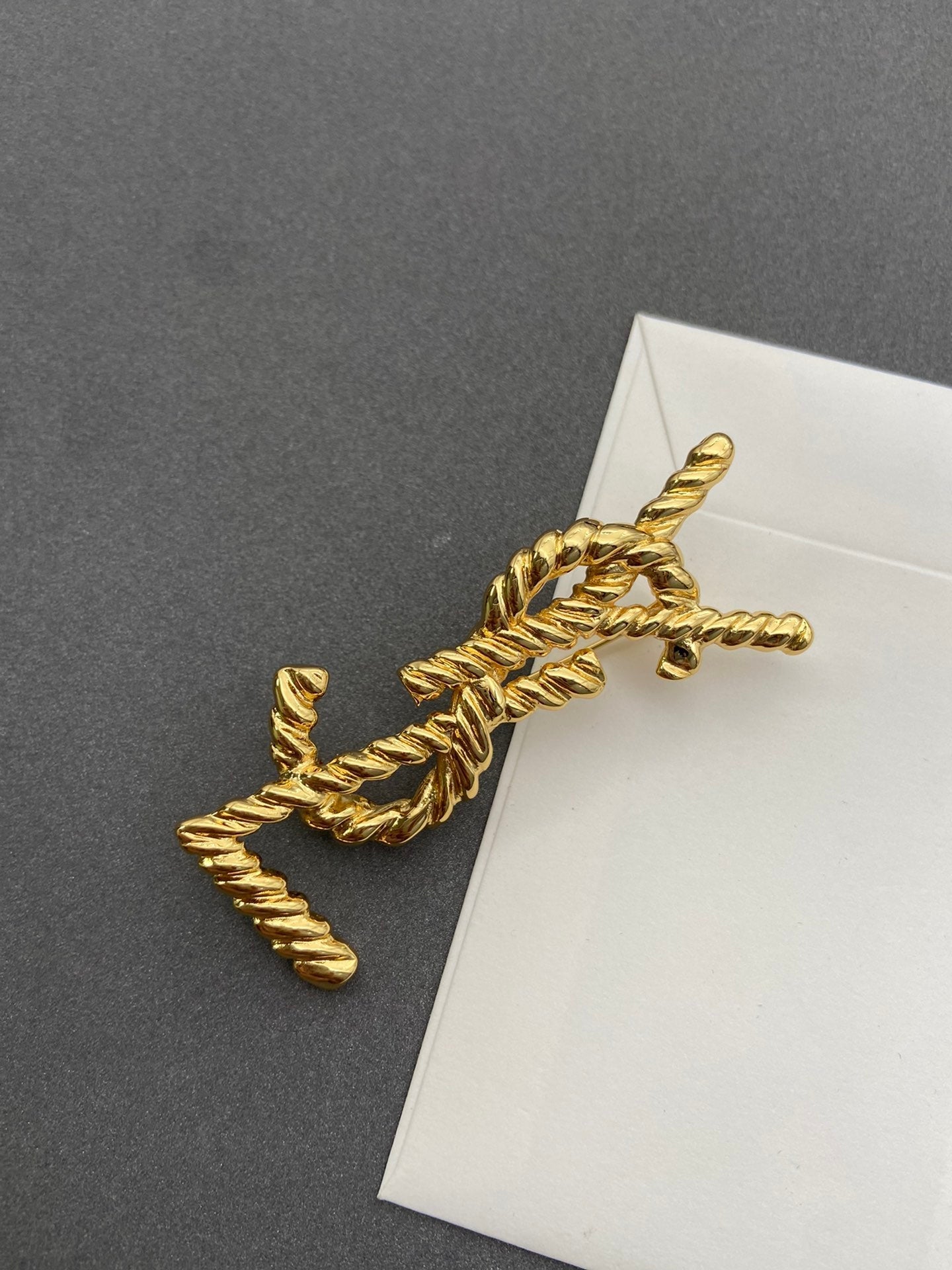 Elegant Golden Ribbed Brooch